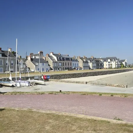 Saint-vaast-la-hougue Sleeps 10 Pool Wifi *